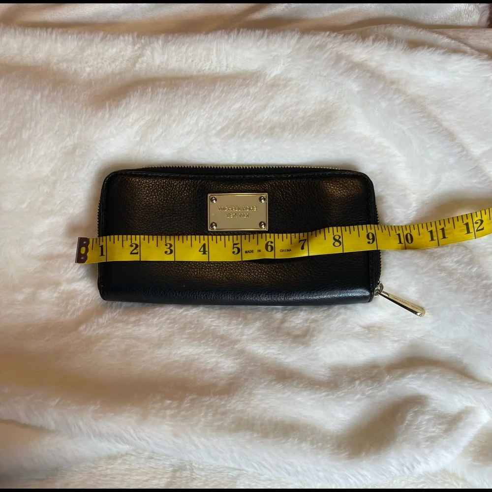 ❌❌❌❌Sold❌❌❌Authentic Michael Kors Wallet - Picture 8 of 8